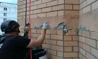 Обследование фасада здания в Мирном в октябре